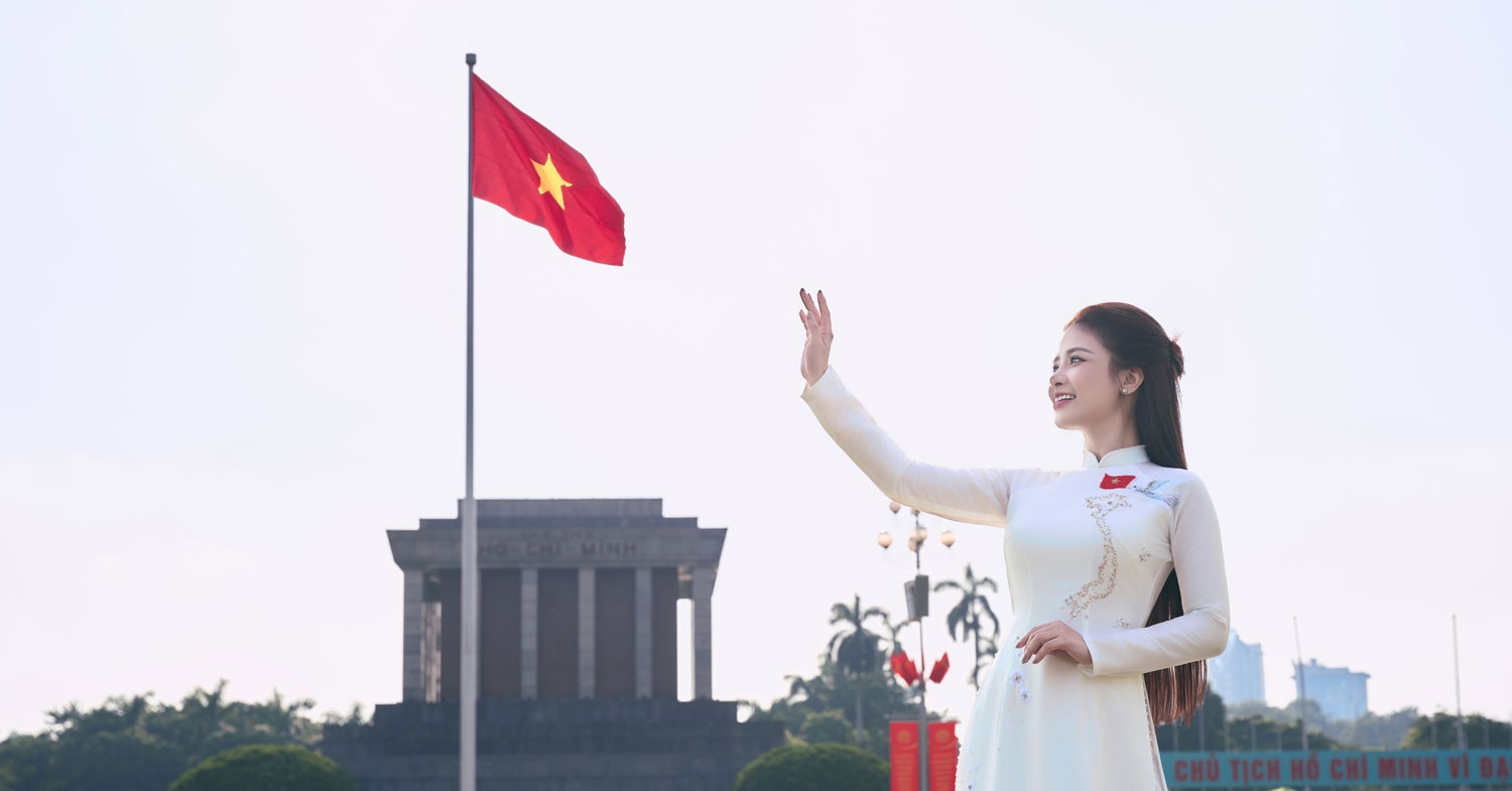ផ្លាស់ប្តូរដោយ MV 'Fatherland in the Sunlight' និង 'Flying Up to Vietnam'