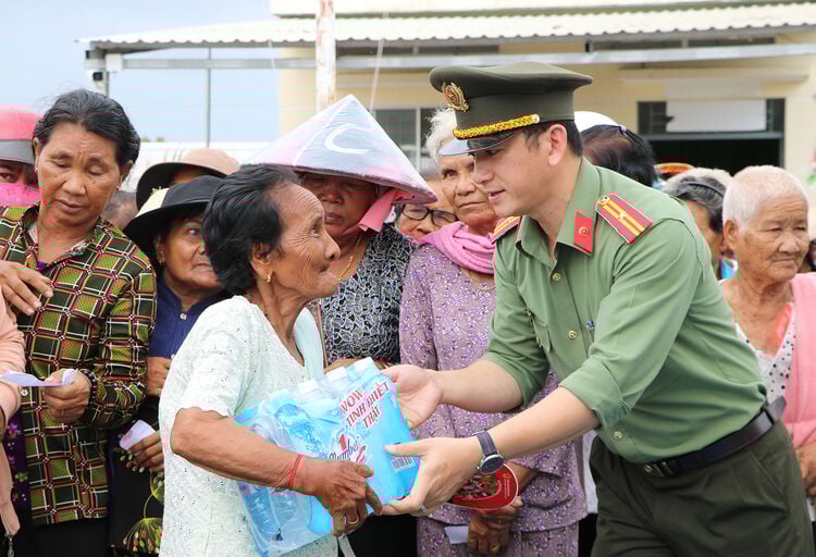 An Giang Police for the peace and happiness of the people
