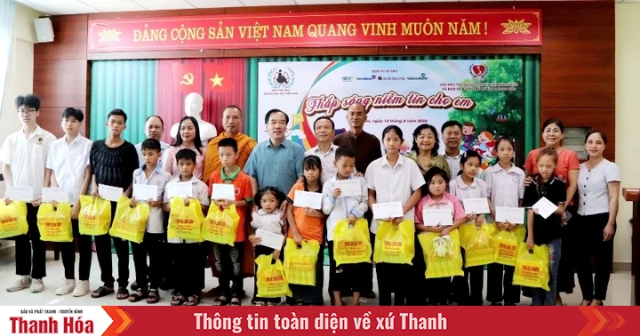 Trao qùa cho 100 trẻ em khuyết tật, mồ côi tại Thanh Hóa