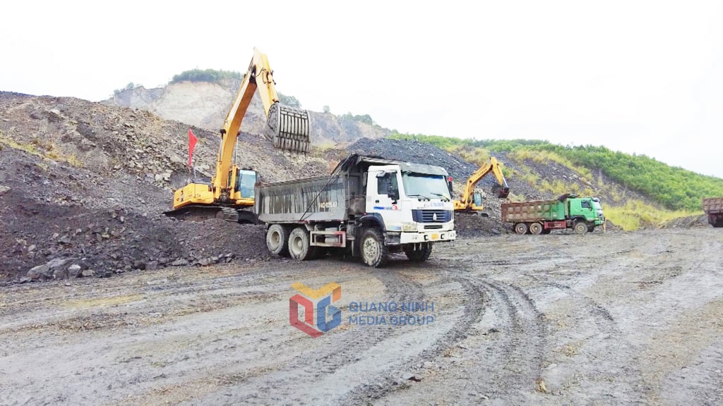 Công ty Chế biến Than Quảng Ninh - TKV bốc xúc đất đá tại bãi thải mỏ Suối Lại phục vụ cho san lấp mặt bằng dự án. Ảnh: Quốc Thắng