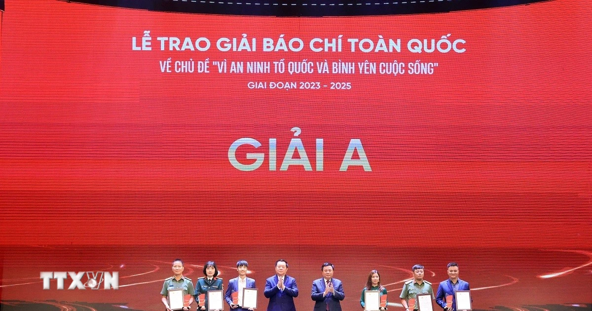 Trao giải báo chí toàn quốc về chủ đề “Vì an ninh Tổ quốc và bình yên cuộc sống”