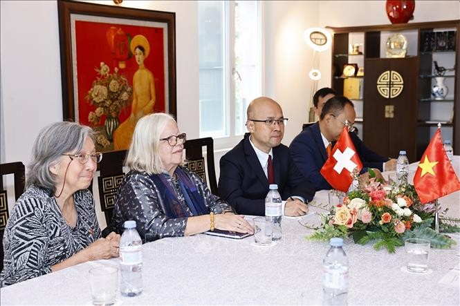 Bà Anjuska Marija Weil (bên trái, thứ 2), Chủ tịch Hội hữu nghị Thụy Sĩ – Việt Nam. Ảnh: Doãn Tấn/TTXVN