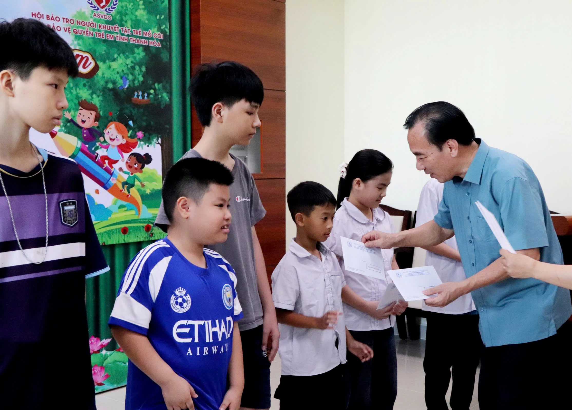 Trao qùa cho 100 trẻ em khuyết tật, mồ côi tại Thanh Hóa