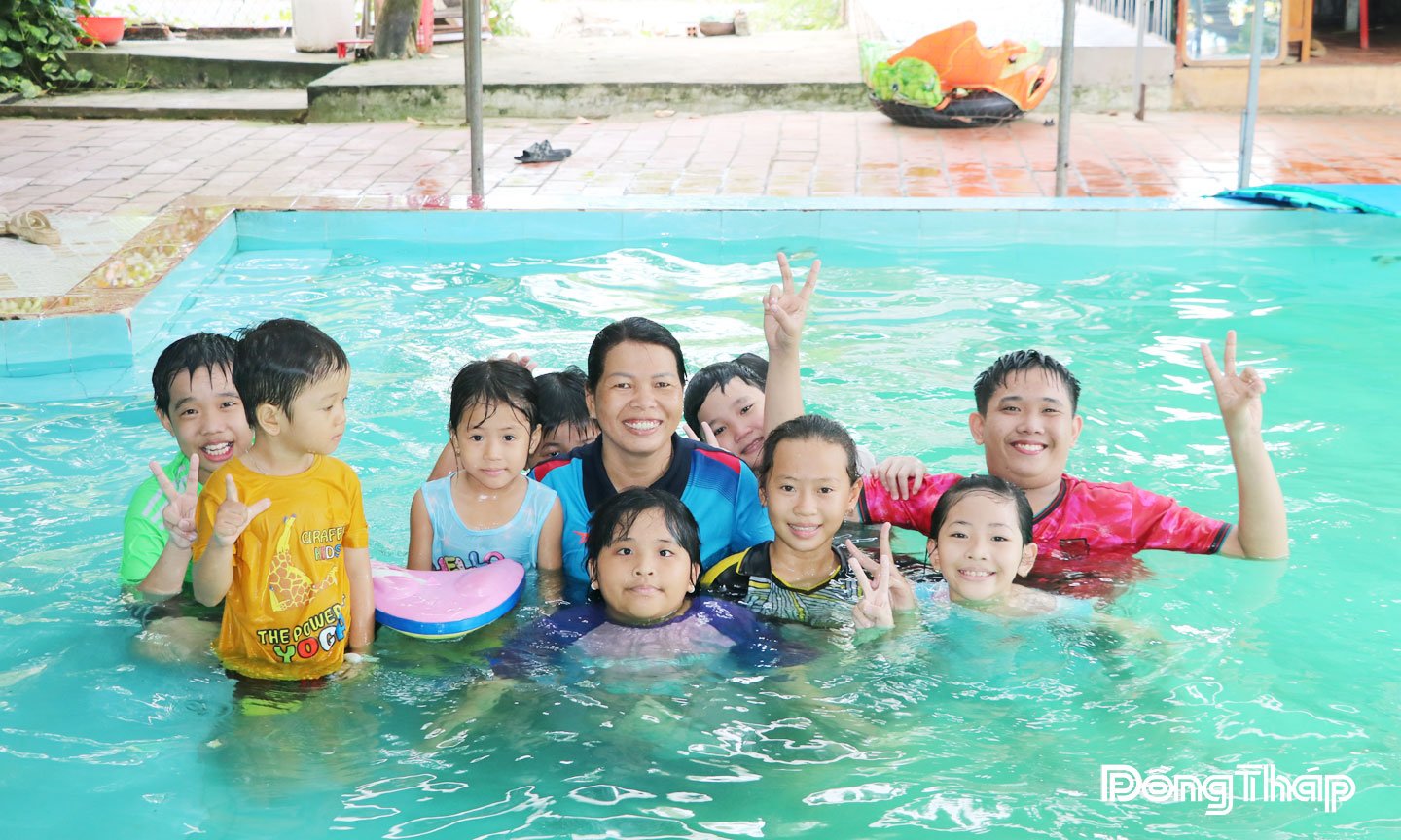 Lớp học bơi miễn phí thu hút nhiều trẻ em ở xã Lai Vung tham gia.