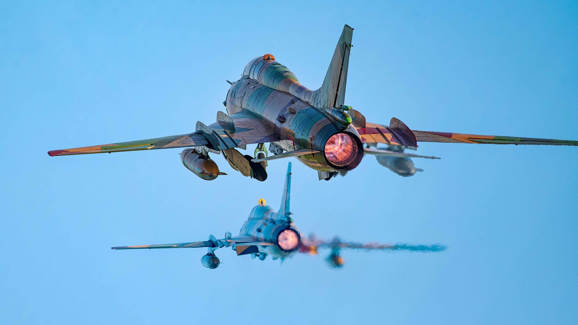 The moment the SU-30MK2 "cuts the wind", air gathers on the back of the wings like white clouds