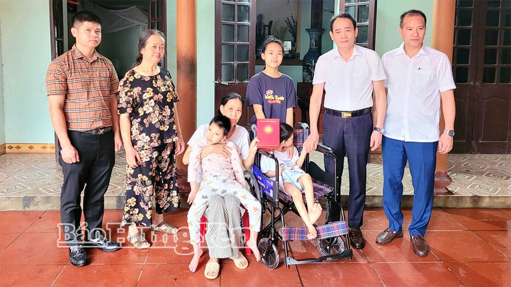 Lãnh đạo phường Hồng Châu trao xe lăn và tặng quà cháu Dương Ngọc Linh.