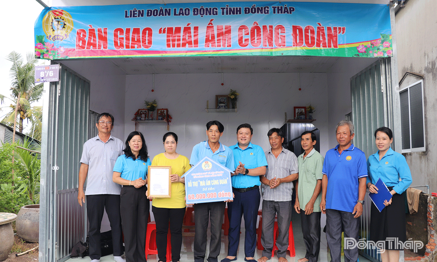 Leaders of the Provincial Federation of Labor, Trade Unions of industrial parks, Trade Union of International Seafood Company Limited and local authorities took souvenir photos with the family of union member Thuy Kieu.
