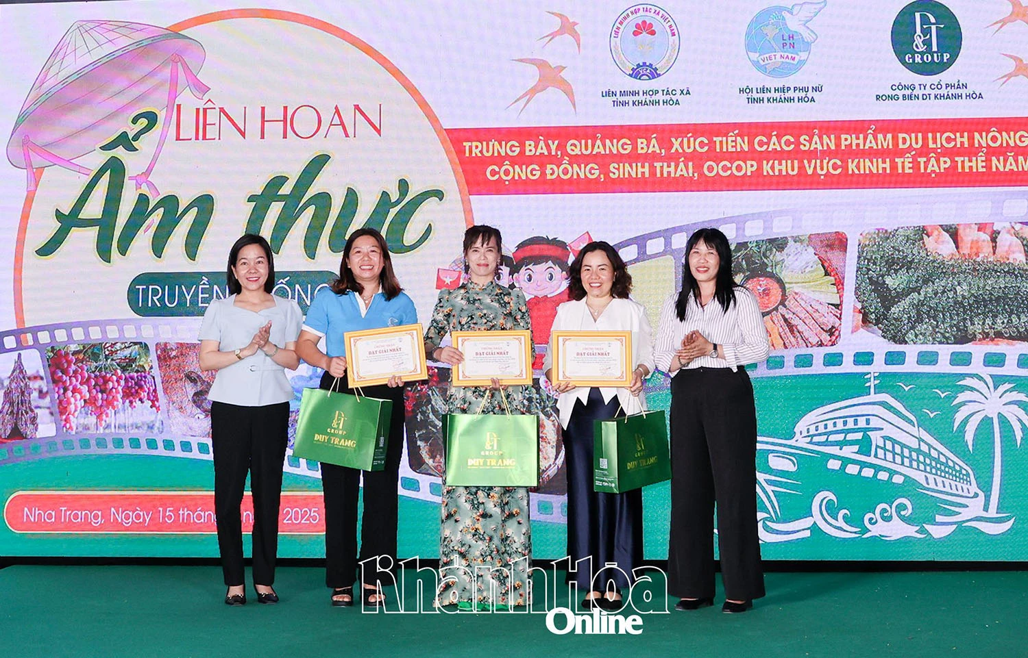 Ban tổ chức trao giải cho các đội xuất sắc.
