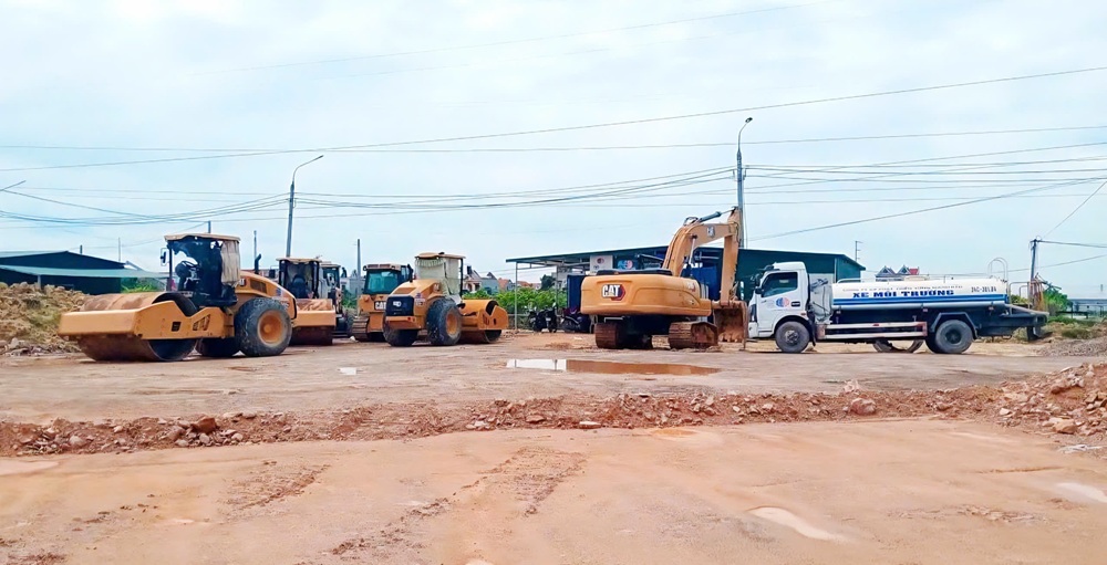 Für das Projekt, das den Highway 17B mit der Dinh-Brücke verbindet, sind Baumaschinen und Fahrzeuge vollständig vorbereitet. Foto: Nguyen Lan