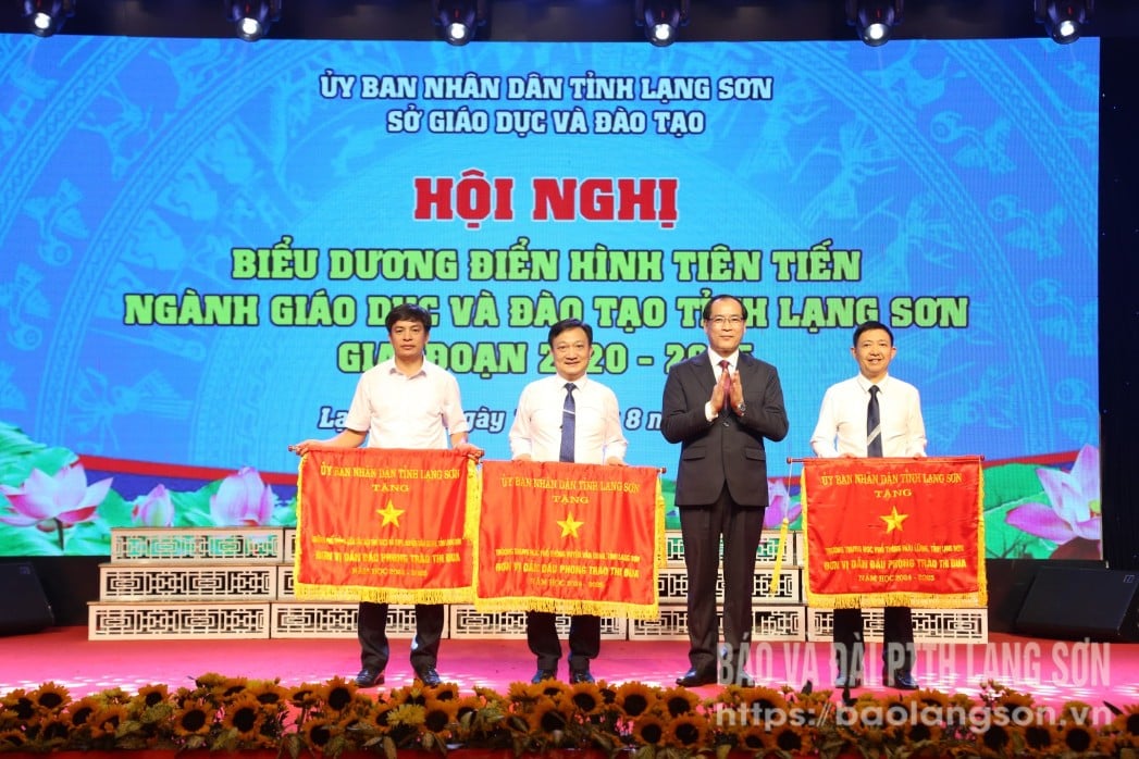 Đồng chí Phó Chủ tịch Thường trực UBND tỉnh trao cờ thi đua của UBND tỉnh cho đại diện các tập thể trường