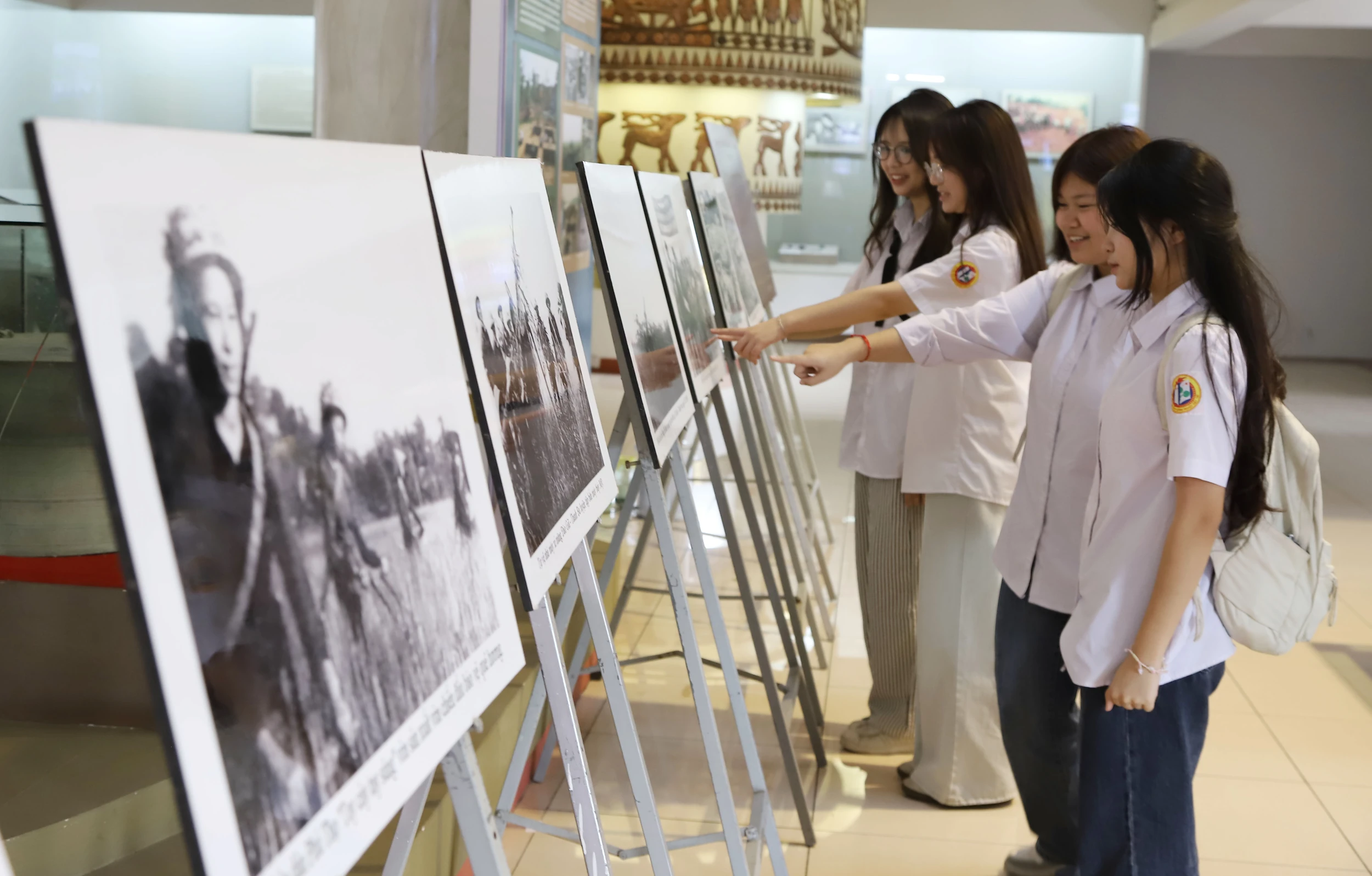 Trưng bày chuyên đề “Cách mạng Tháng Tám năm 1945 – Mốc son lịch sử”
