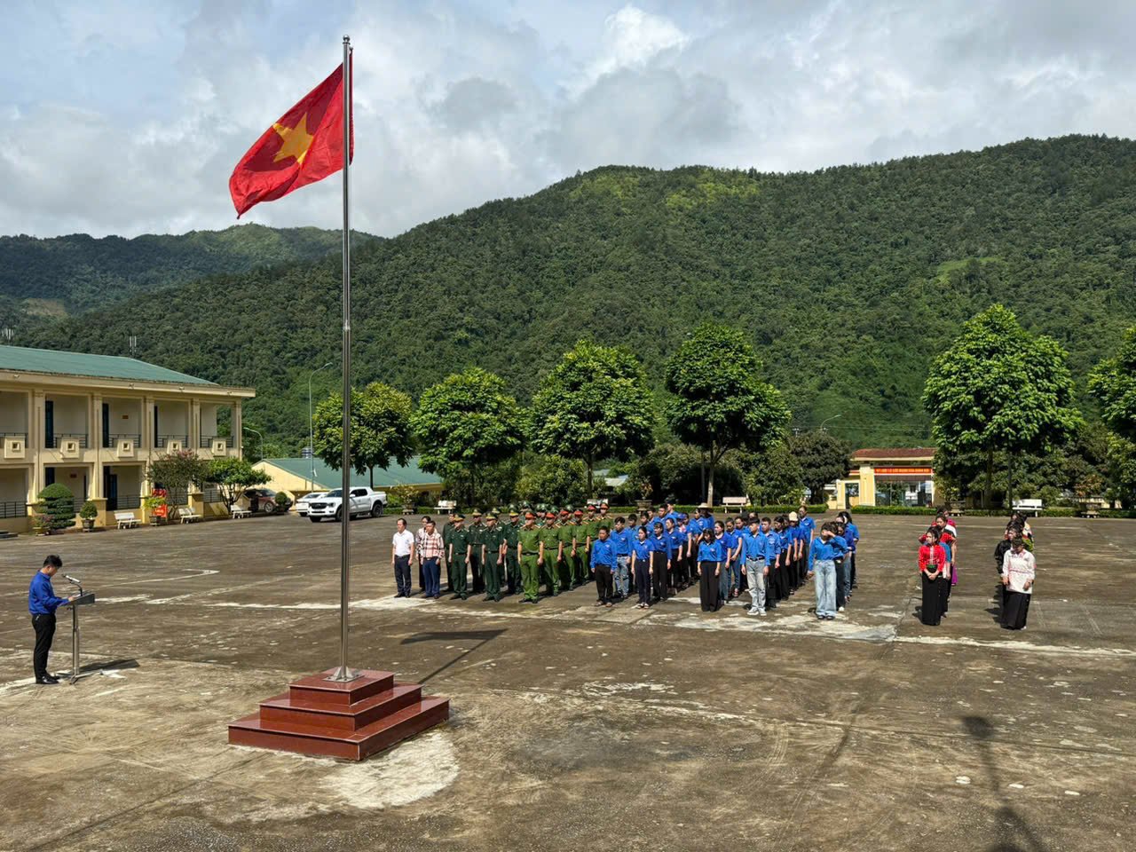 Ủy ban MTTQ Việt Nam xã, các đoàn thể chính trị - xã hội và lực lượng vũ trang trên địa bàn đã tổ chức Lễ chào cờ “Tôi yêu Tổ quốc tôi”
