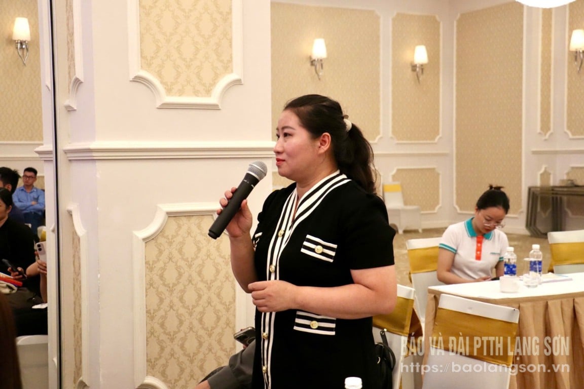 Đại diện hộ kinh doanh trao đổi một số nội dung về bán hàng trên thương mại điện tử tại hội nghị