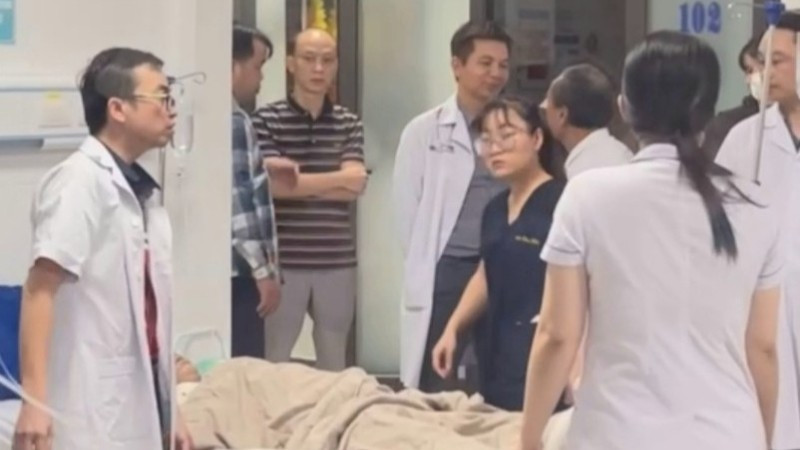 Bệnh viện Hữu Nghị Quảng Bình kích hoạt báo động đỏ cứu sống 2 nạn nhân bị điện giật.