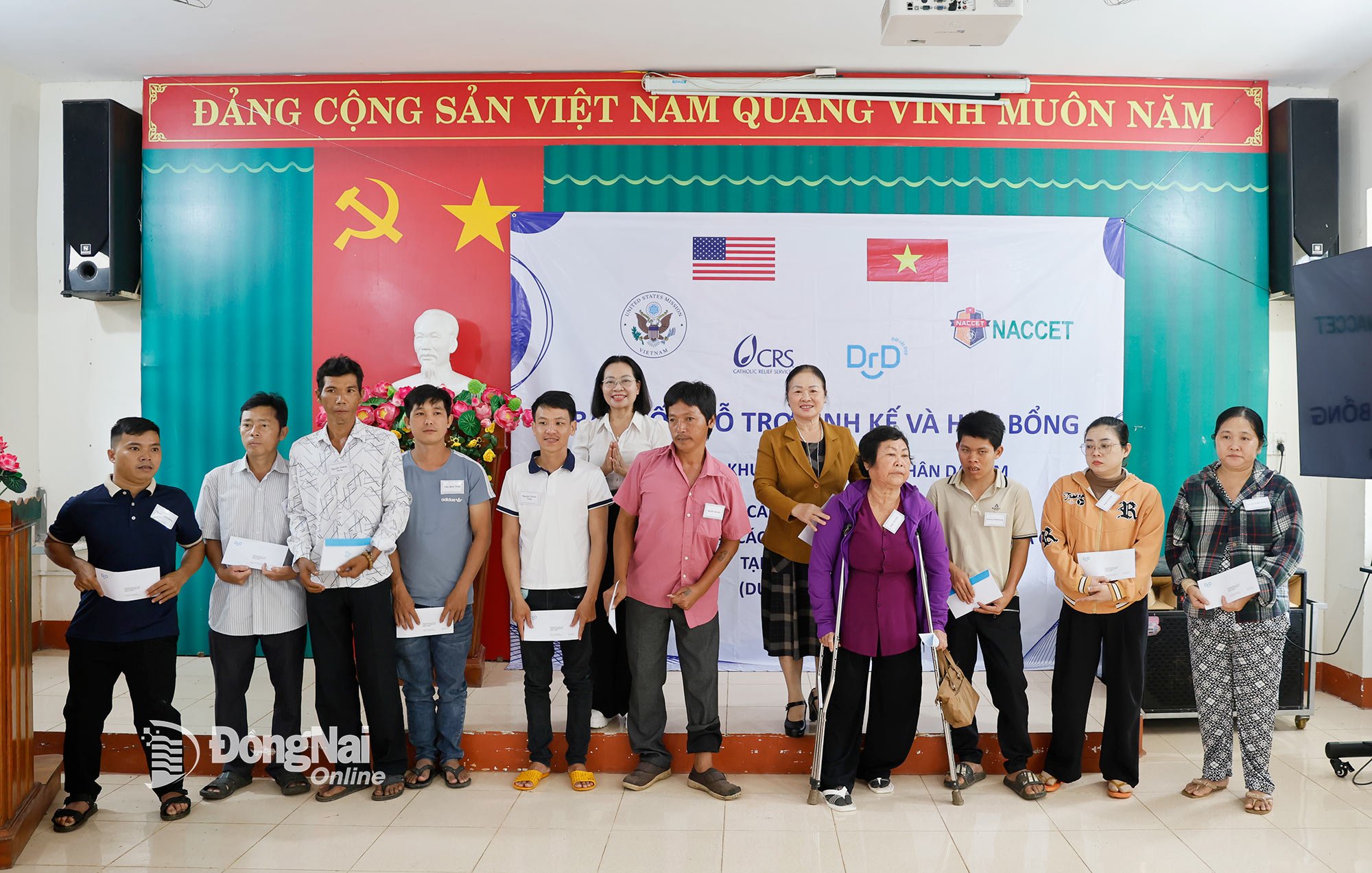 Lãnh đạo Hội Nạn nhân da cam/dioxin, Hội Bảo trợ Người khuyết tật - Trẻ mồ côi và Bệnh nhân nghèo tỉnh Đồng Nai trao hỗ trợ sinh kế cho người khuyết tật, nạn nhân da cam/dioxin. Ảnh: Ngọc Thuận

