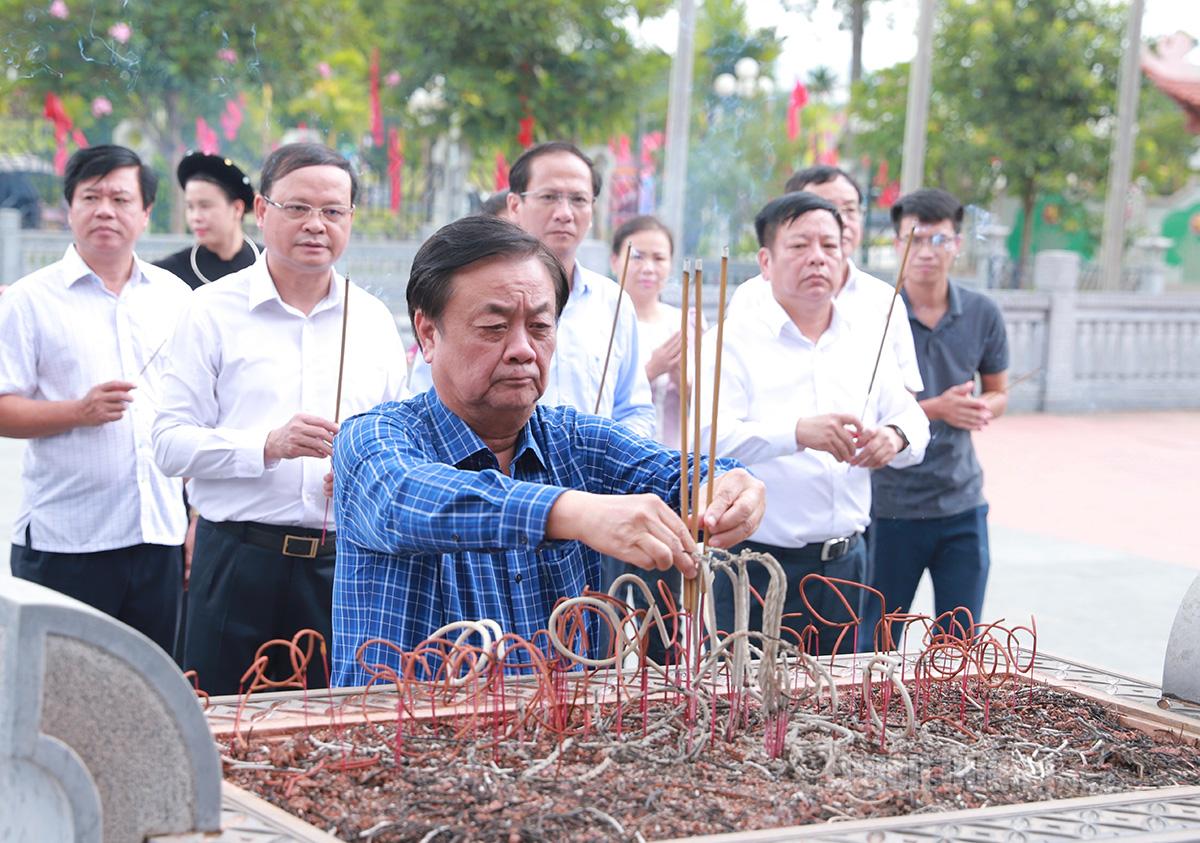 Phó Chủ tịch Quốc hội Lê Minh Hoan dâng hương trước Đền thờ Chủ tịch Hồ Chí Minh và các vị tiền bối cách mạng.