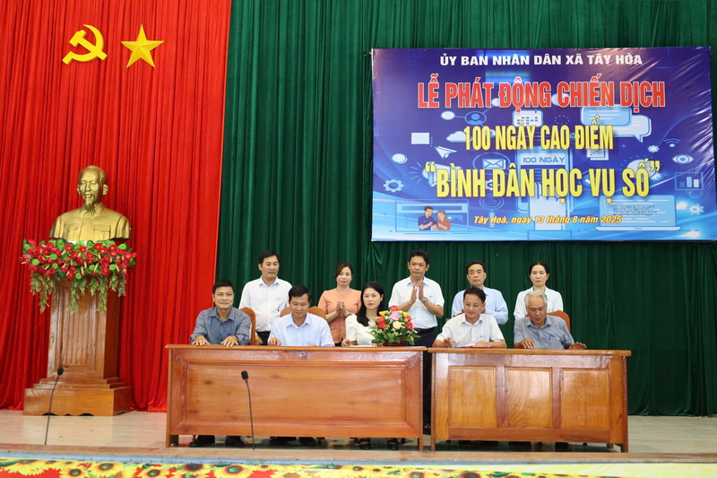 Tay Hoa: ប្តេជ្ញាធ្វើឱ្យជំនាញឌីជីថលពេញនិយមនៅក្នុង 100 ថ្ងៃកំពូលនៃ "អក្ខរកម្មឌីជីថលសម្រាប់ទាំងអស់គ្នា"