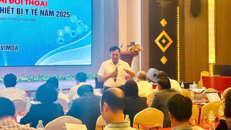 Ông Đỗ Xuân Tuyên, Thứ trưởng Thường trực Y tế trả lời những câu hỏi của doanh nghiệp tại hội nghị.