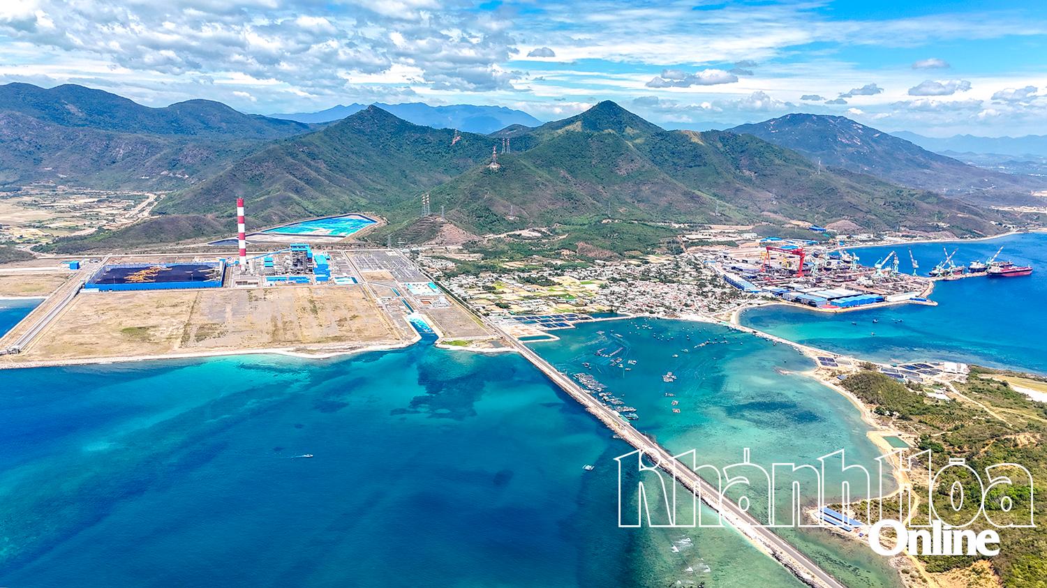 Van Phong 1 BOT Thermal Power Plant (left) and HD Hyundai Vietnam Shipbuilding Co., Ltd. (right). Photo: Dinh Lam