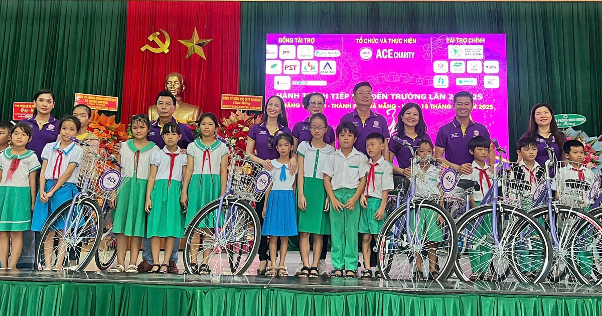 Tặng 300 xe đạp cho học sinh nghèo xã Thăng Trường