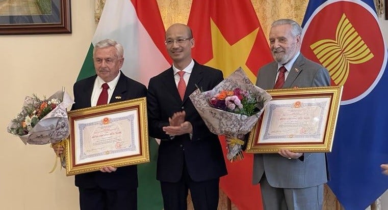 Đại sứ Việt Nam tại Hungary Bùi Lê Thái trao Huân chương Hữu nghị cho ông Váraljai Márton và ông Botz László.