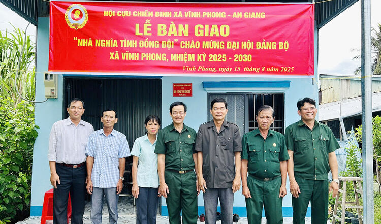 Hội Cựu chiến binh xã Vĩnh Phong bàn giao nhà Nghĩa tình đồng đội