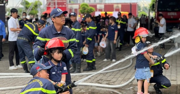 TP Hồ Chí Minh: Người dân hào hứng tham gia trải nghiệm chữa cháy, cứu nạn
