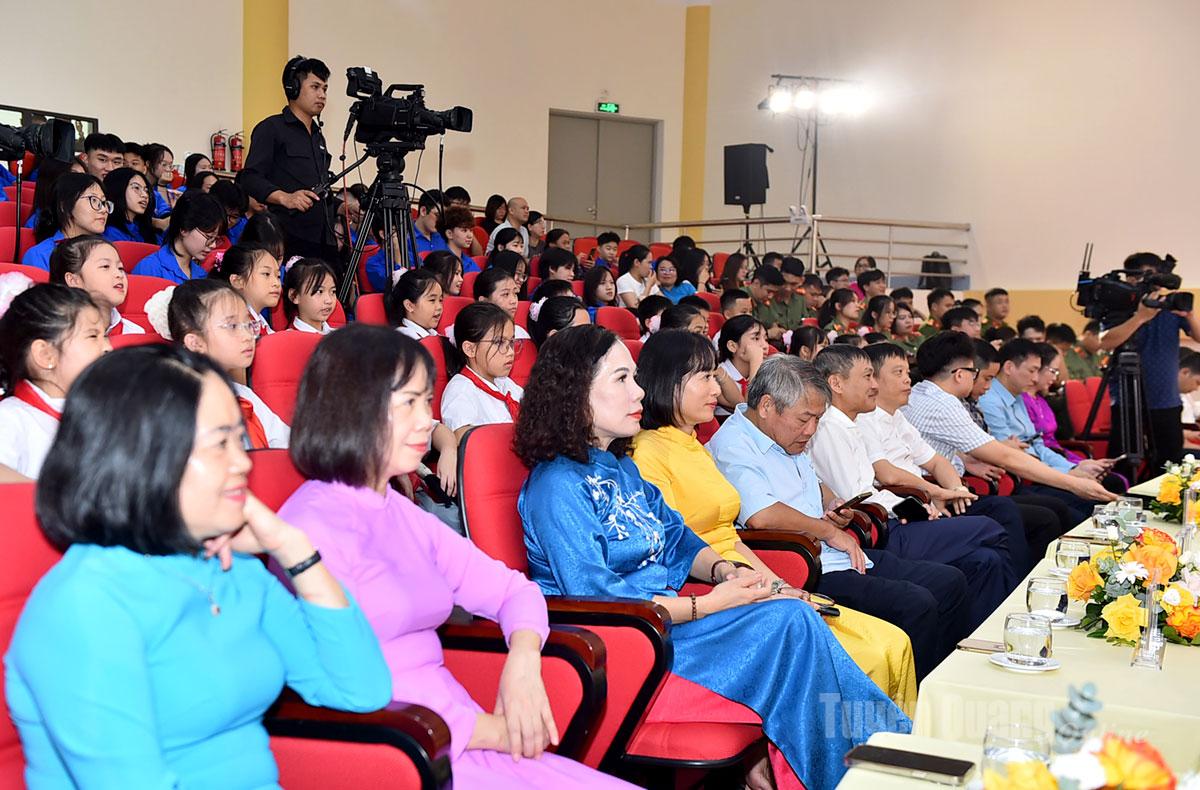 Các đại biểu dự chương trình.