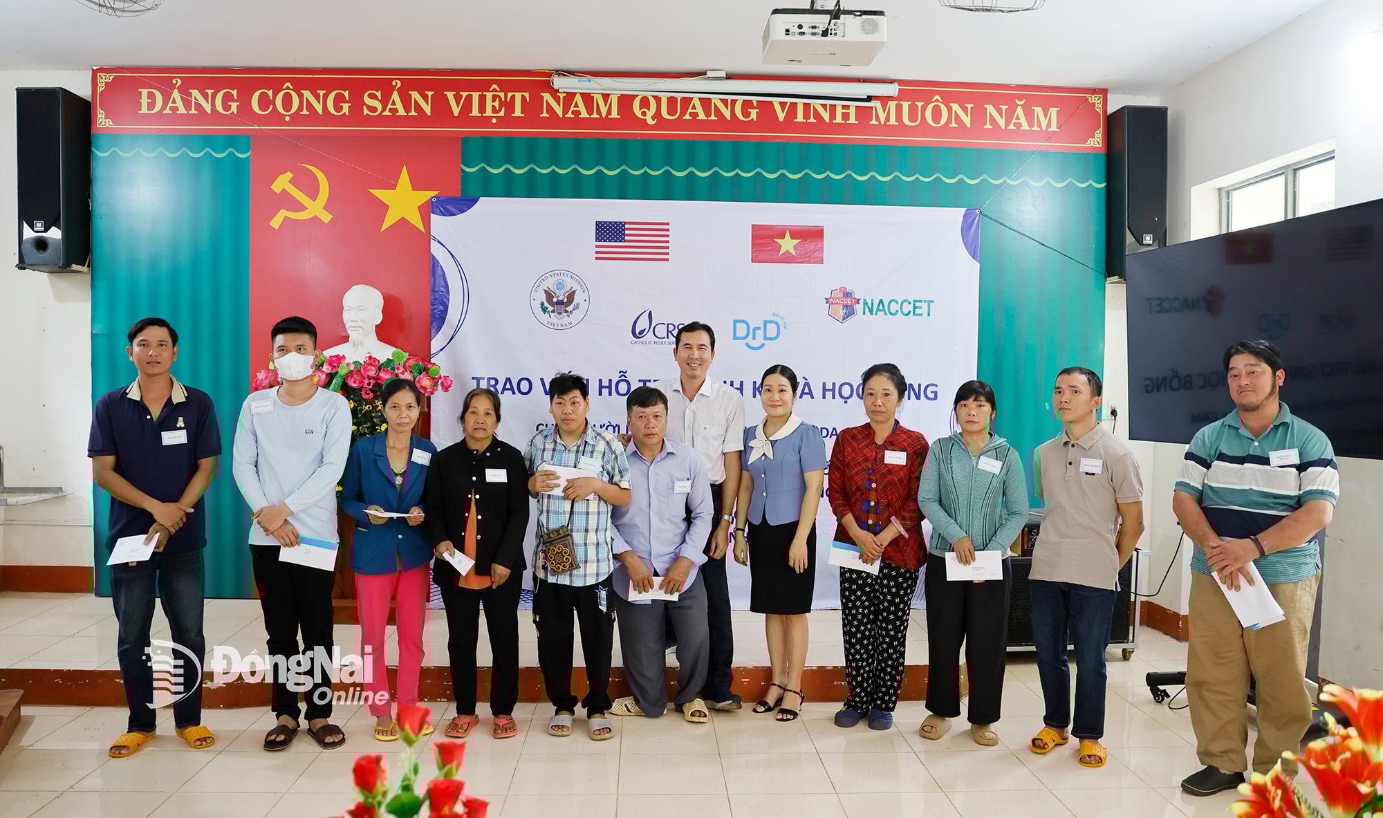 Đại diện Sở Y tế tỉnh Đồng Nai và lãnh đạo Trung tâm Nghiên cứu và Phát triển năng lực người khuyết tật thuộc Liên hiệp các Hội khoa học và Kỹ thuật Việt Nam trao hỗ trợ sinh kế cho người khuyết tật, nạn nhân da cam/dioxin. Ảnh: Ngọc Thuận
