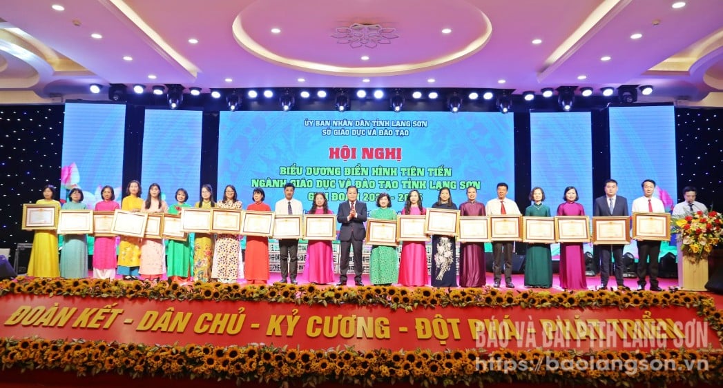 Đồng chí Chủ tịch UBND tỉnh trao bằng khen của Thủ tướng Chính phủ cho các tập thể cá nhân tiêu biểu