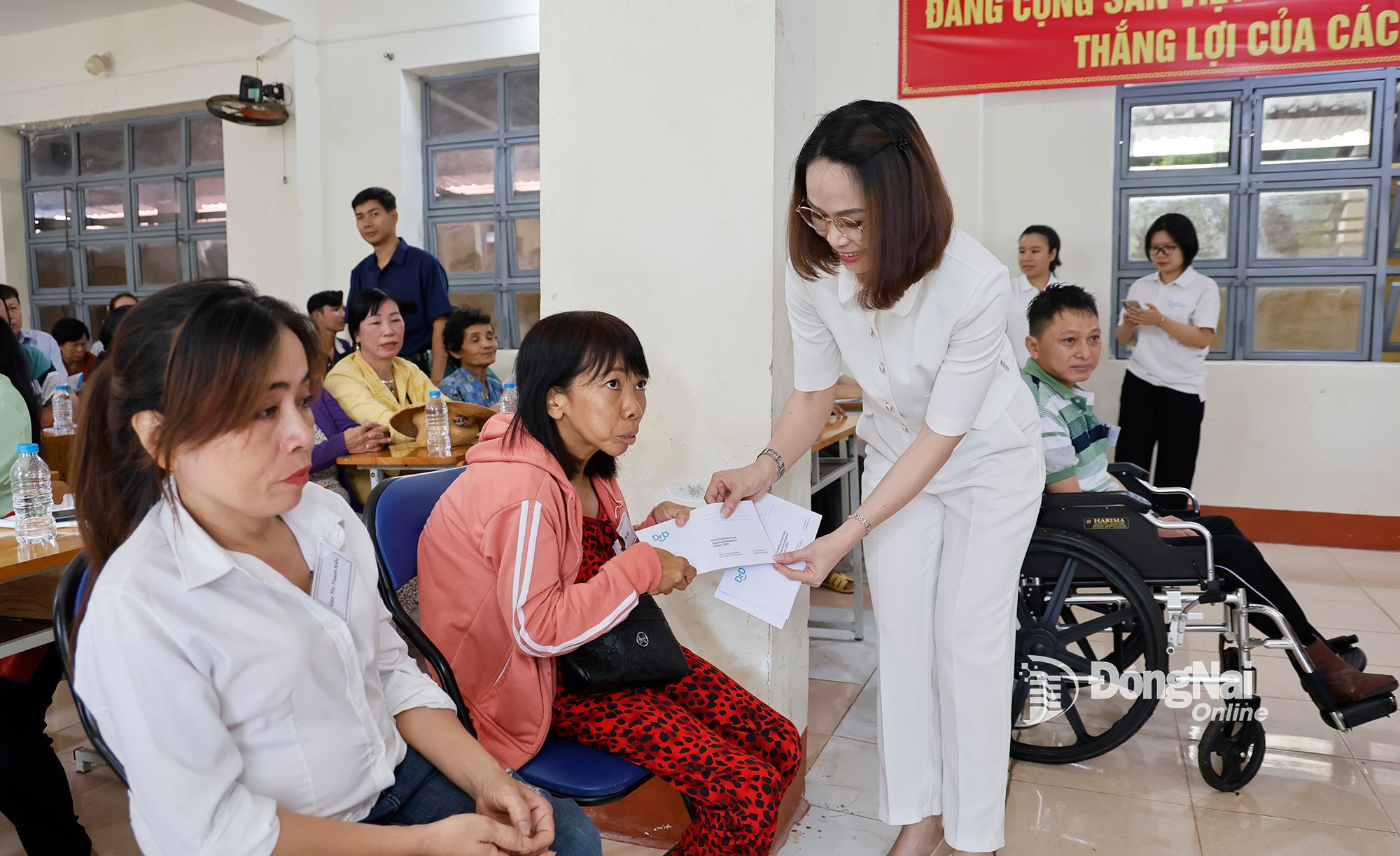 Đại diện lãnh đạo xã Thiện Hưng trao hỗ trợ sinh kế cho người khuyết tật, nạn nhân da cam/dioxin. Ảnh: Ngọc Thuận

