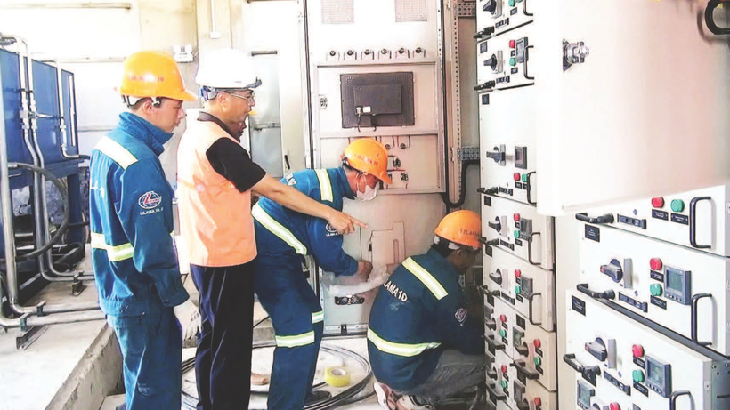 Các kỹ sư đang lắp đặt hệ thống điều khiển.