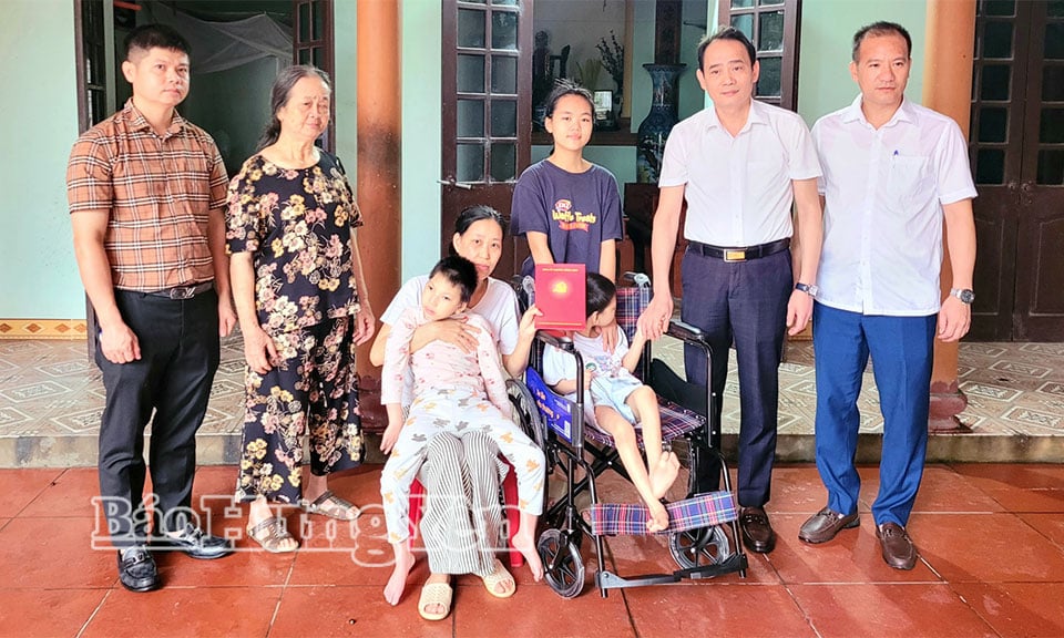Giving wheelchairs to disabled children in Hong Chau ward