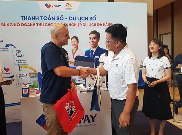 Gồm giải pháp thanh toán trực tuyến trên ứng dụng VNPAY cho phép khách quốc tế đăng ký tài khoản nhanh chóng, an toàn bằng số điện thoại nước ngoài và liên kết trực tiếp thẻ thanh toán quốc tế.