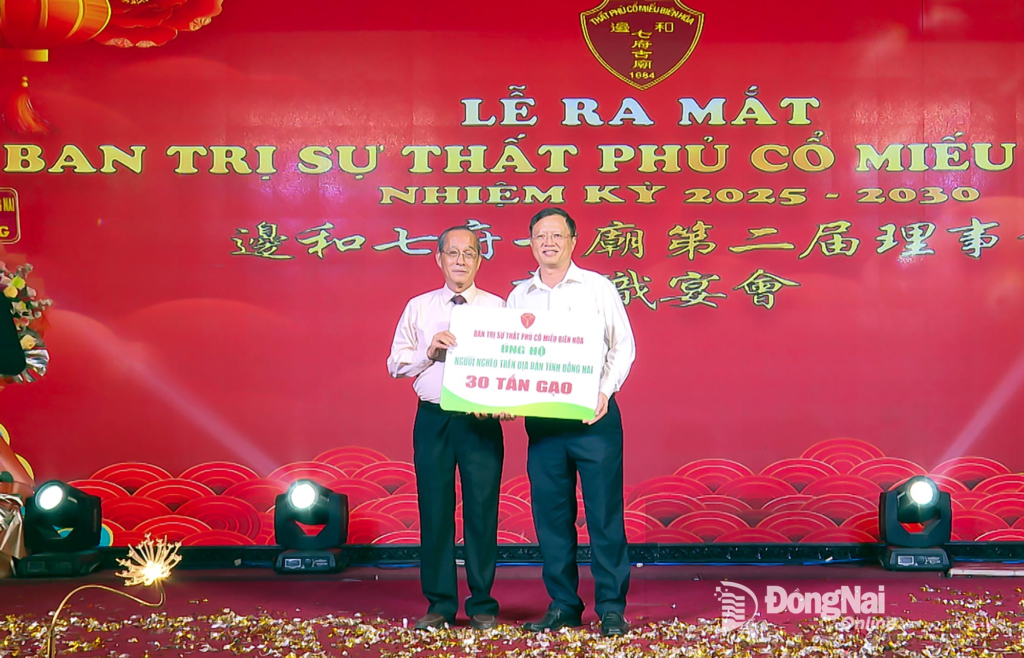 គណៈ​កម្មាធិការ​នៃ​ប្រាសាទ​បុរាណ​វិមាន​ទាំង​ប្រាំពីរ​បាន​ប្រគល់​បន្ទះ​តំណាង​អង្ករ​ចំនួន 30 តោន​ដល់​គណៈកម្មាធិការ​រណសិរ្ស​មាតុភូមិ​វៀតណាម​ខេត្ត Dong Nai។ រូបថត៖ Dang Hung 