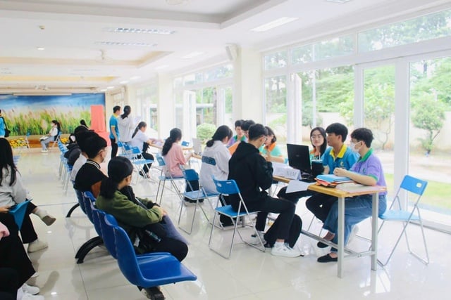 Ký túc xá Cỏ May chọn 100 tân sinh viên nuôi ăn học miễn phí - Ảnh 2.