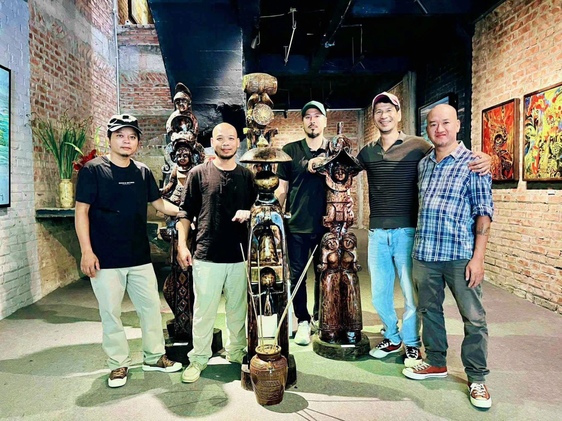 Von rechts nach links machen Herr Le Canh Oanh, Truong Dinh Dung, Truong Dinh Tho, Nguyen Van Hung und Pham Van Cuong Erinnerungsfotos in einer kleinen Ecke des Kunstausstellungsraums – Foto: NVCC