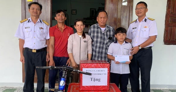 Technical Support Center 719, Naval Region 4 sponsors fishermen's children in Khanh Hoa province