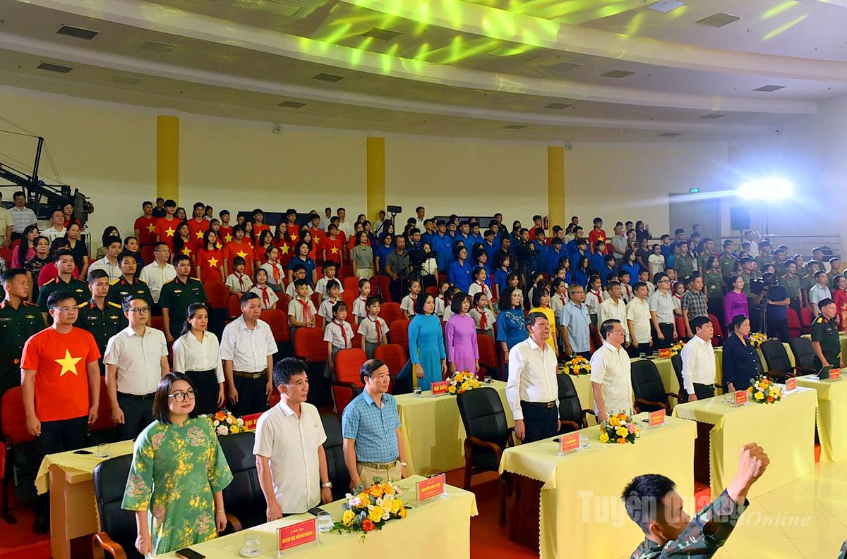 Các đại biểu cùng tham gia hoạt cảnh Lời tuyên thệ của Bác Hồ.