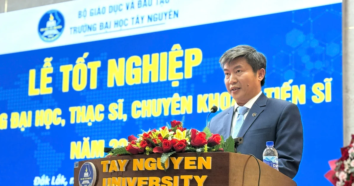 Trường ĐH Tây Nguyên trao bằng tốt nghiệp cho hơn 1.500 sinh viên