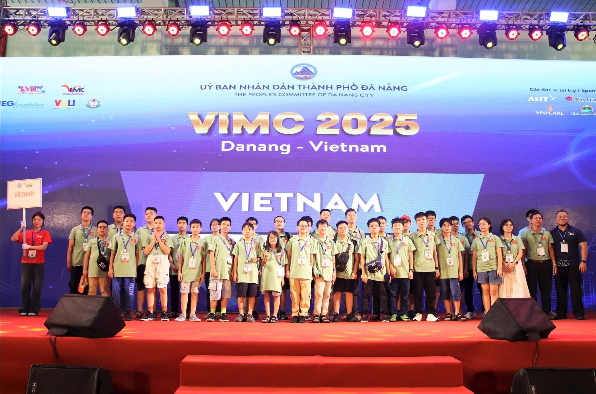 Đội chủ nhà Việt Nam tham dự kỳ thi. Ảnh: TRỌNG