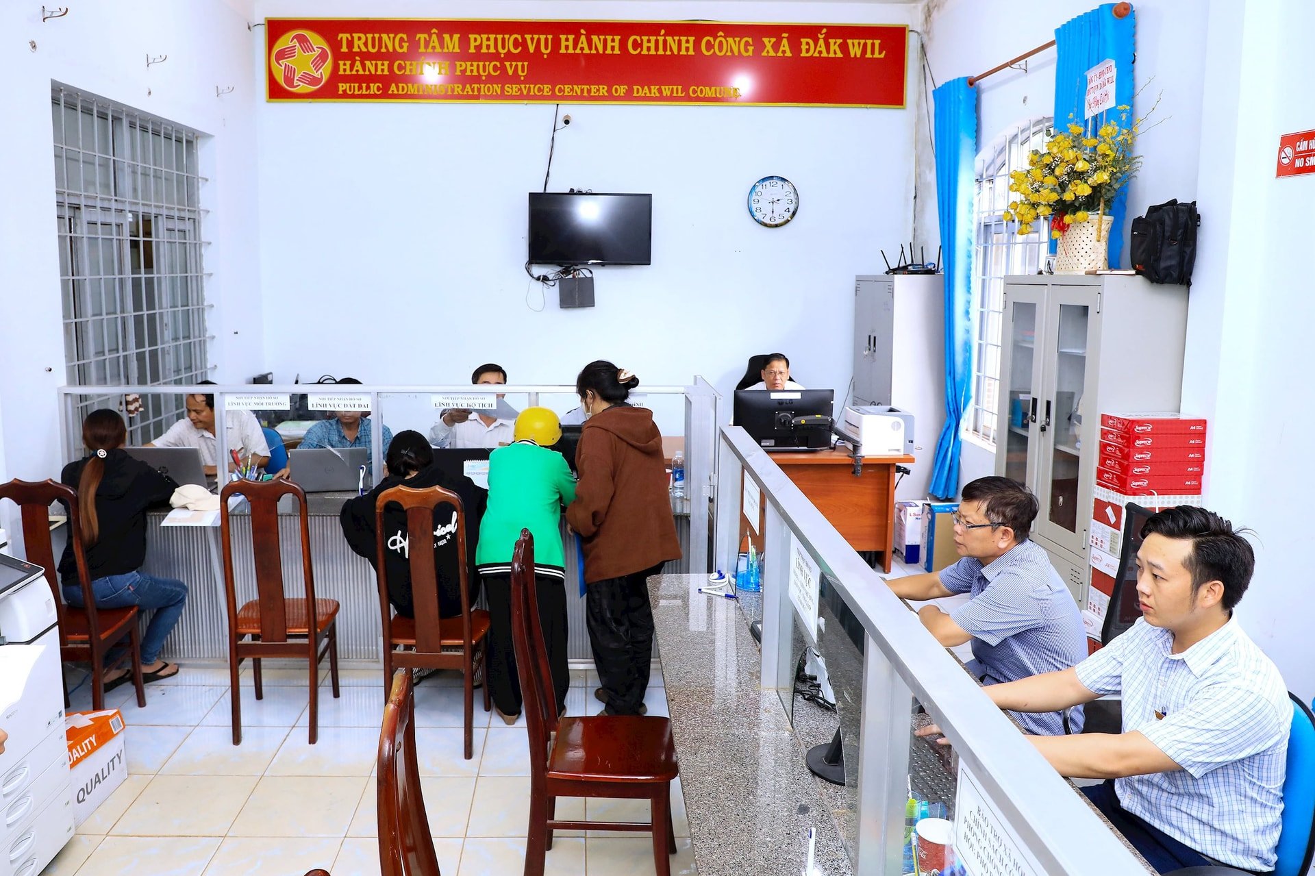 5 Trung tâm phục vụ hành chính công xã Đắk Wil có diện tích khoảng 26m2 nên rất chật hẹp