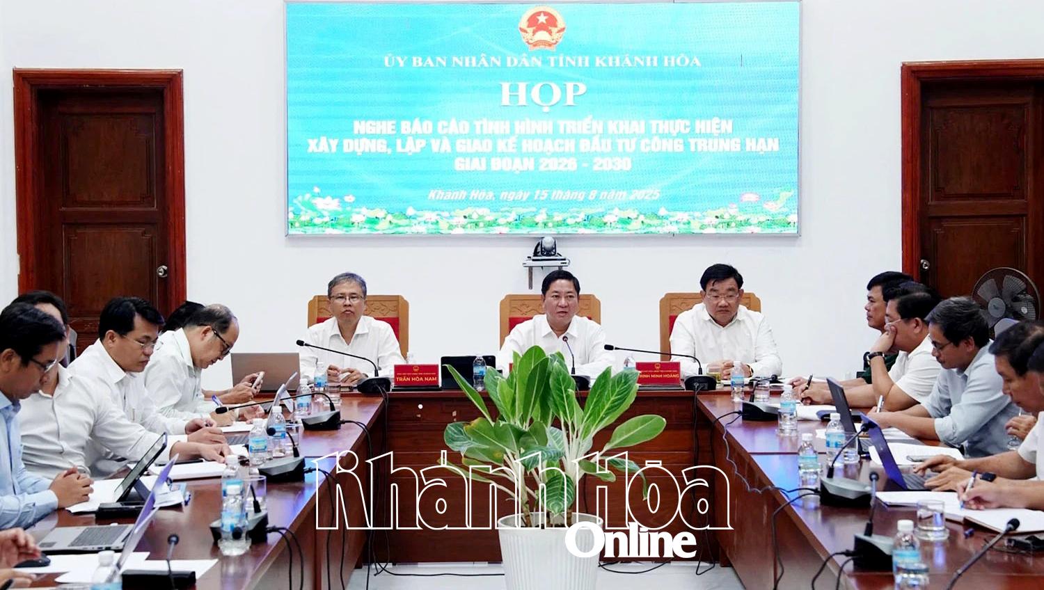 Chủ tịch UBND tỉnh Trần Quốc Nam điều hành cuộc họp.