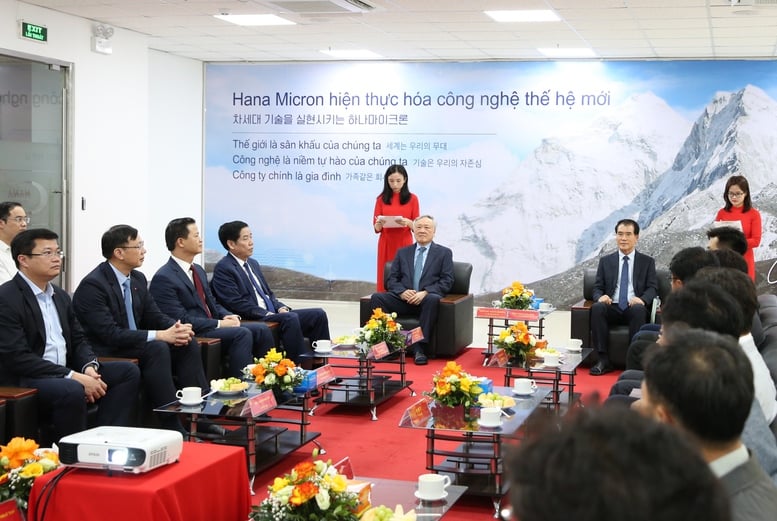 Phó Thủ tướng Thường trực Chính phủ Nguyễn Hòa Bình thăm Công ty TNHH Hana Micron Vina- Ảnh 3.