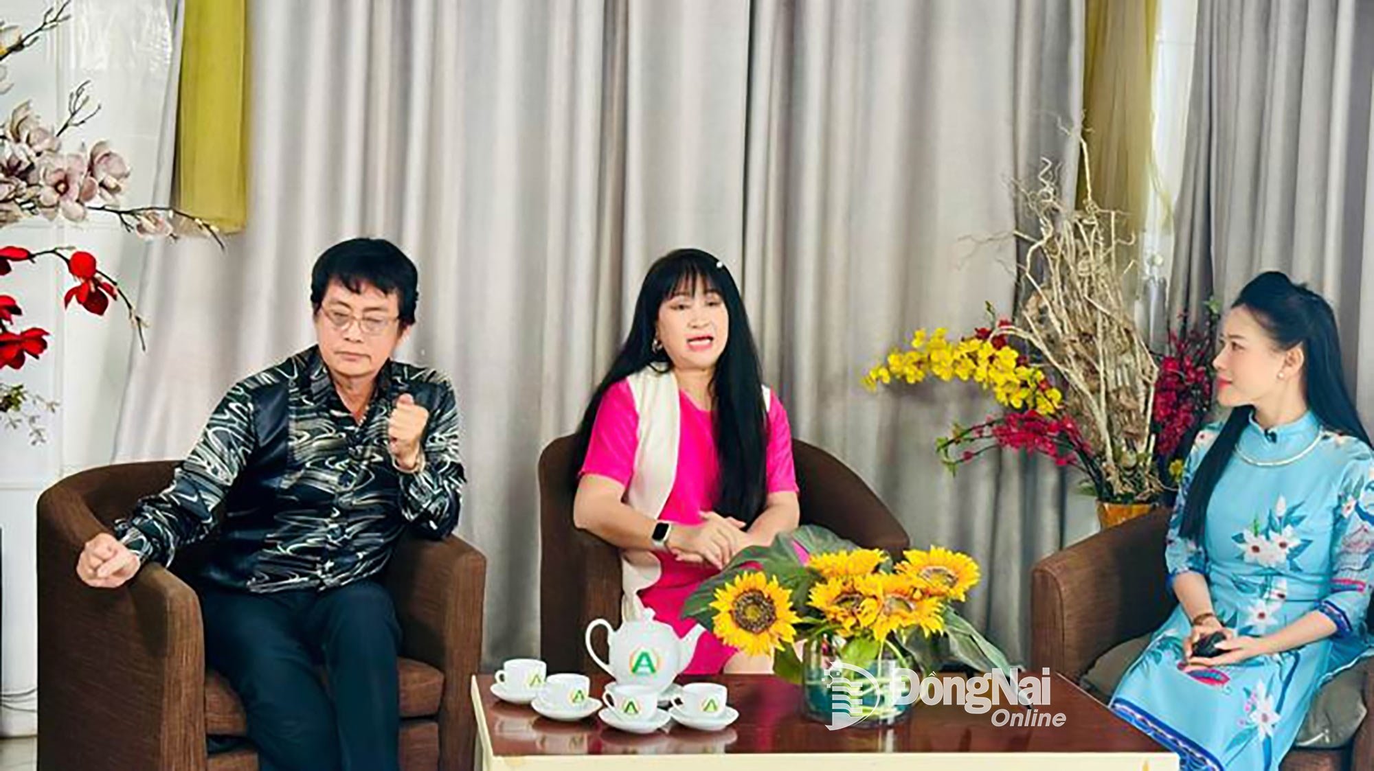 Nghệ sĩ Khánh Tuấn, doanh nhân - nghệ sĩ Bích Thủy chia sẻ trong chương trình “An Nông chung sức cùng nhà nông”. Ảnh: Minh Huệ

