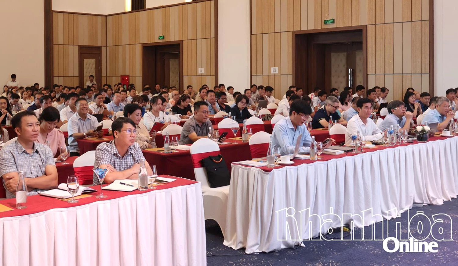Các đại biểu tham dự hội nghị.