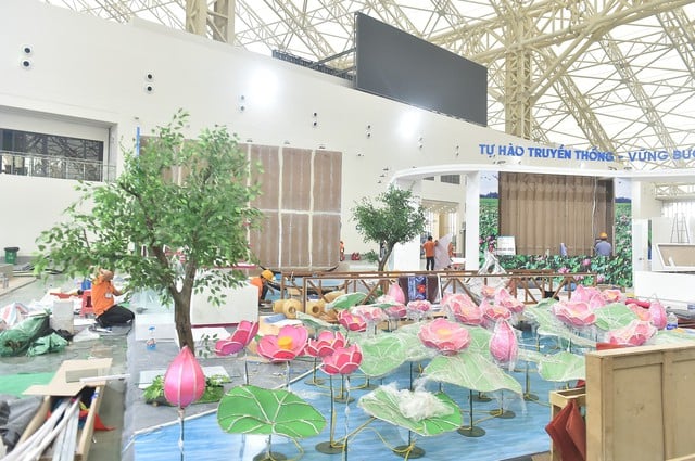 Không khí thi công khẩn trương trên đại công trường Triển lãm thành tựu Đất nước 80 năm Quốc khánh - Ảnh 6.