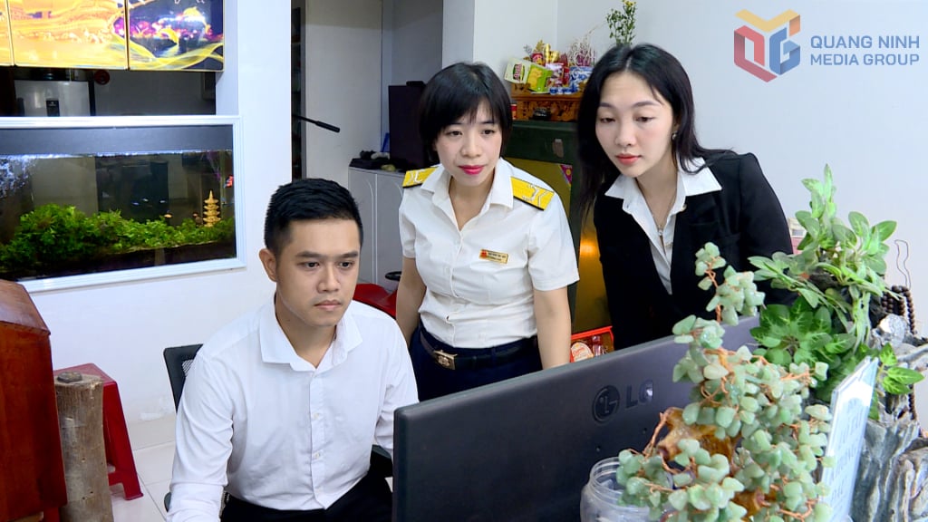 Cán bộ Thuế tỉnh kiểm tra việc xuất hóa đơn điện tử trong giao dịch mua bán vàng trên địa bàn tỉnh. Ảnh: Việt Hưng