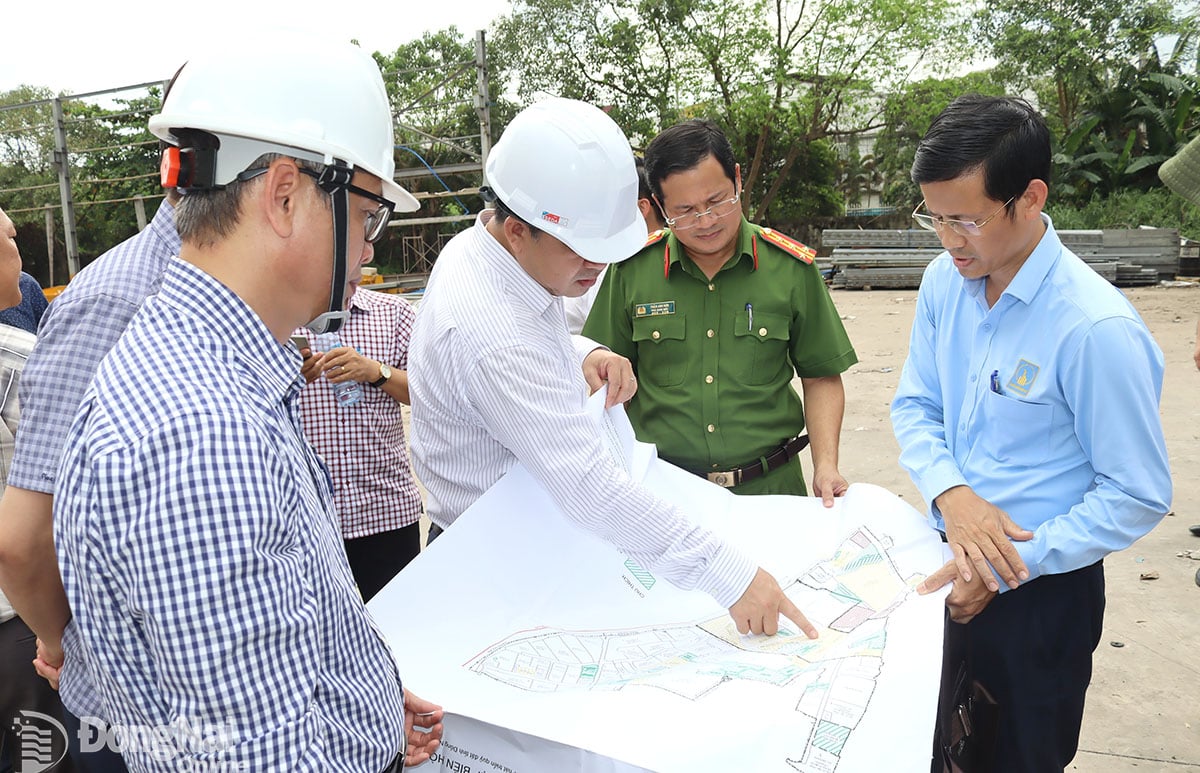 Lãnh đạo tỉnh và phường Trấn Biên kiểm tra công tác giải phóng mặt bằng tại Khu công nghiệp Biên Hòa 1. Ảnh: Hoàng Lộc