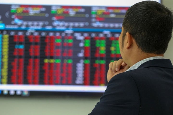 Sắc đỏ lan rộng, VN-Index giảm gần 11 điểm.